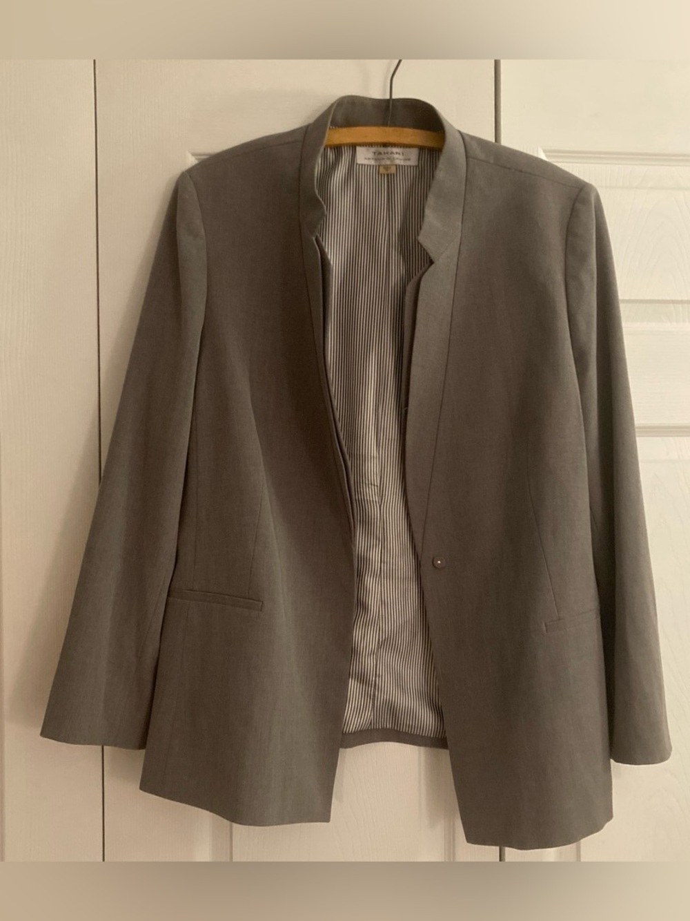 Tahari Women’s Tailored Gray Open-Front Blazer